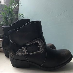 Billabong Buckle Booties